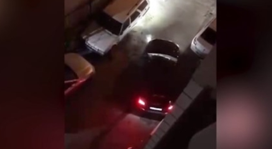 Park halindeki 5 otomobile çarptıktan sonra cipini bırakıp kaçtı