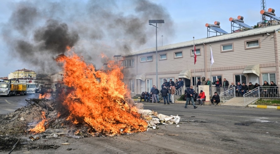İşçilerin grevi sebebiyle sokaklarda çöp yığınları oluştu