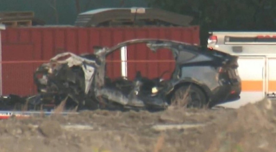 Tesla faciası! Kapılar açılmadı, 4 genç yanarak yaşamını yitirdi