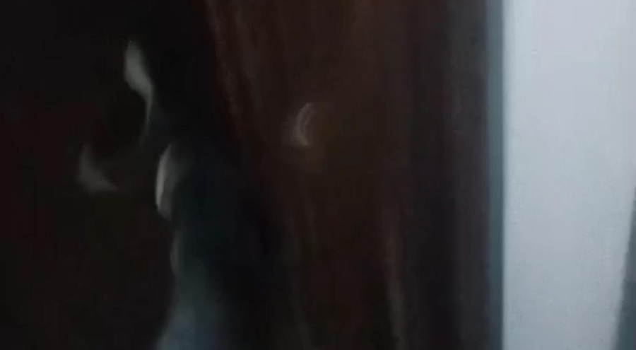 Sevgilisinin evini silahla bastı, sevgilisinin yanındaki başka adam 3. kattan atladı