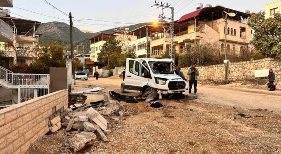 Freni patlayan kamyon, kepçeyi ve pikabı biçti!