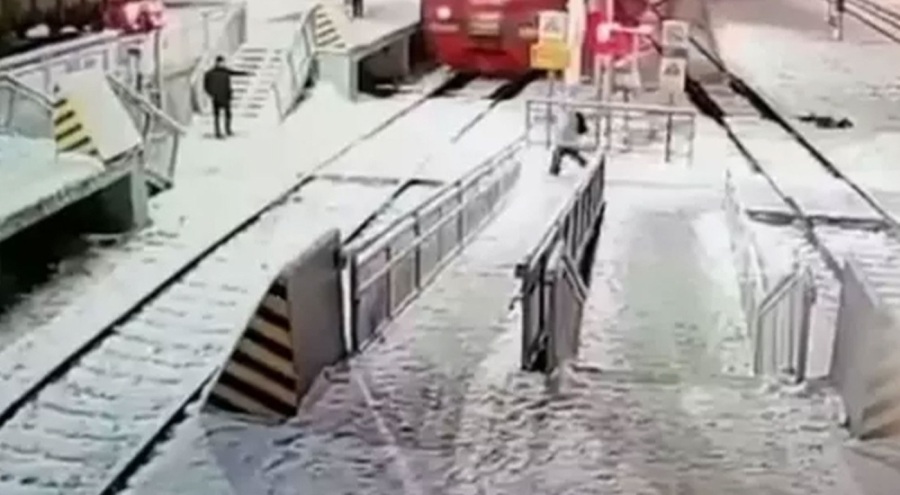 Kulaklıkla müzik dinleyen kız trenin altında kaldı!