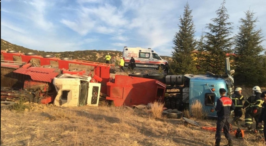 Tır, şarampole devrildi: Sürücü hayatını kaybetti