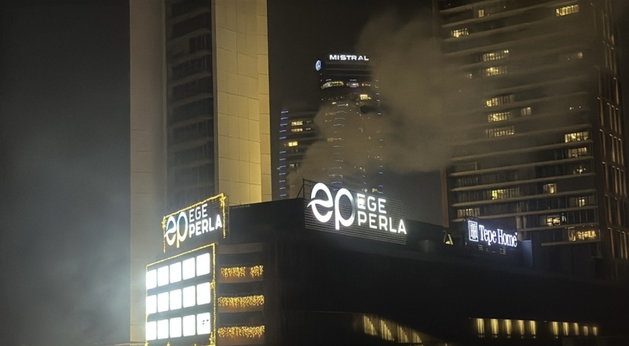 AVM'de yangın paniği: 3 kişi dumandan etkilendi