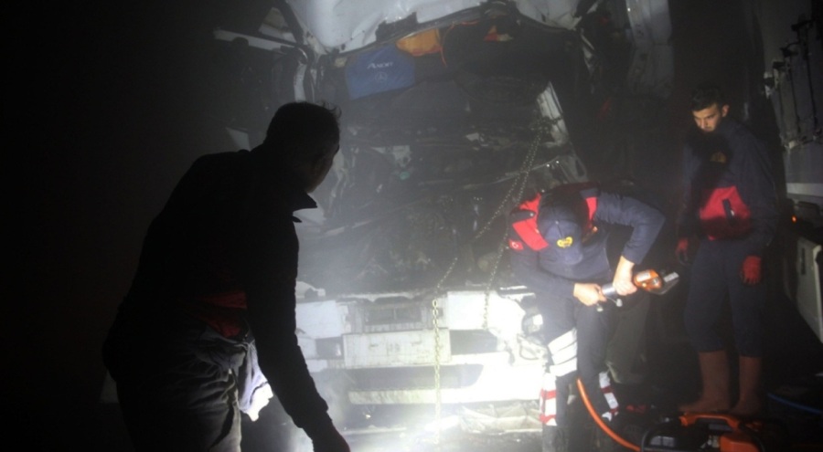 Babasının kullandığı tıra arkadan çarpan tırın 22 yaşındaki sürücüsü hayatını kaybetti