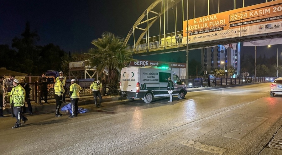 Üst geçide 20 metre uzaklıkta otomobilin çarptığı yaya, yaşamını yitirdi