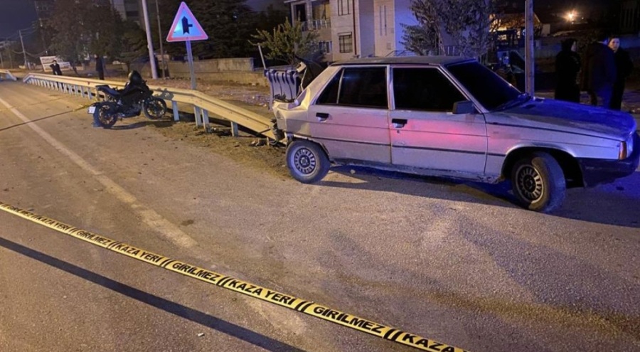 Motosiklet otomobile çarptı!