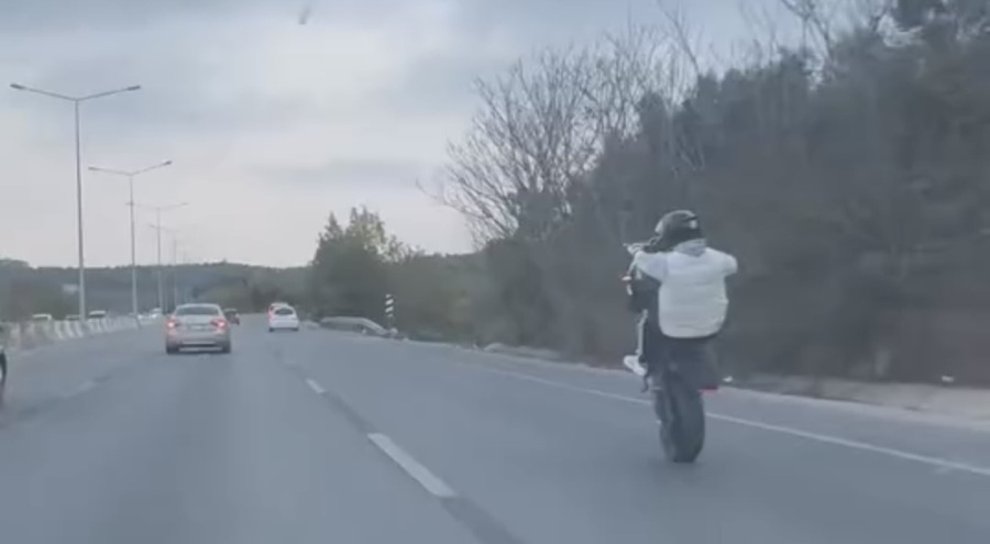 Bursa'da tek teker üzerinde tehlikeli yolculuk!