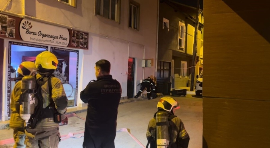 Bursa'da otomobilin çarptığı doğal gaz kutusu patladı