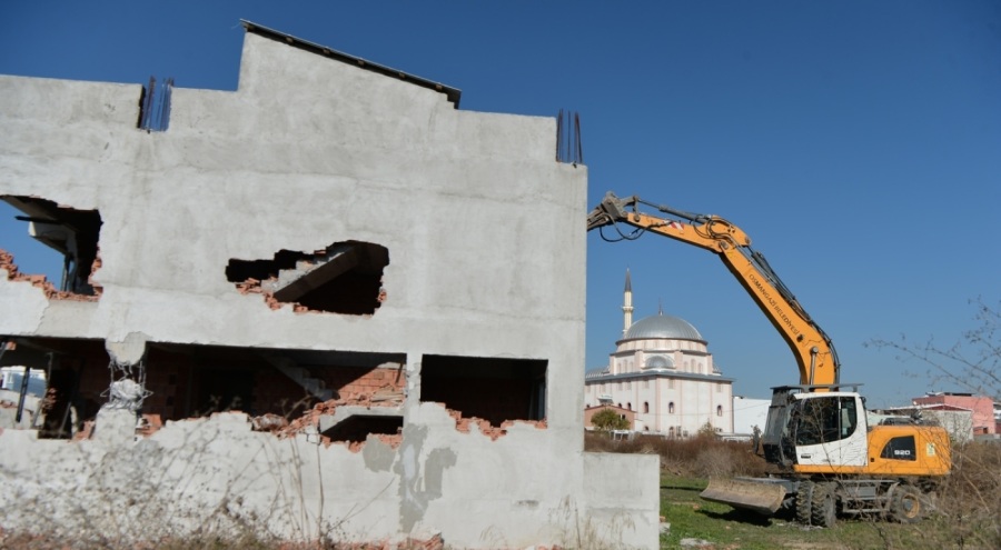 Osmangazi Doğanevler'de kaçak 3 yapı yıkıldı
