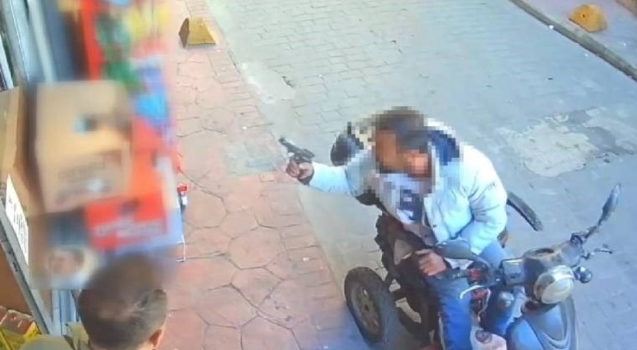 Korku dolu dakikalar! Market çalışanına silahla tehdit