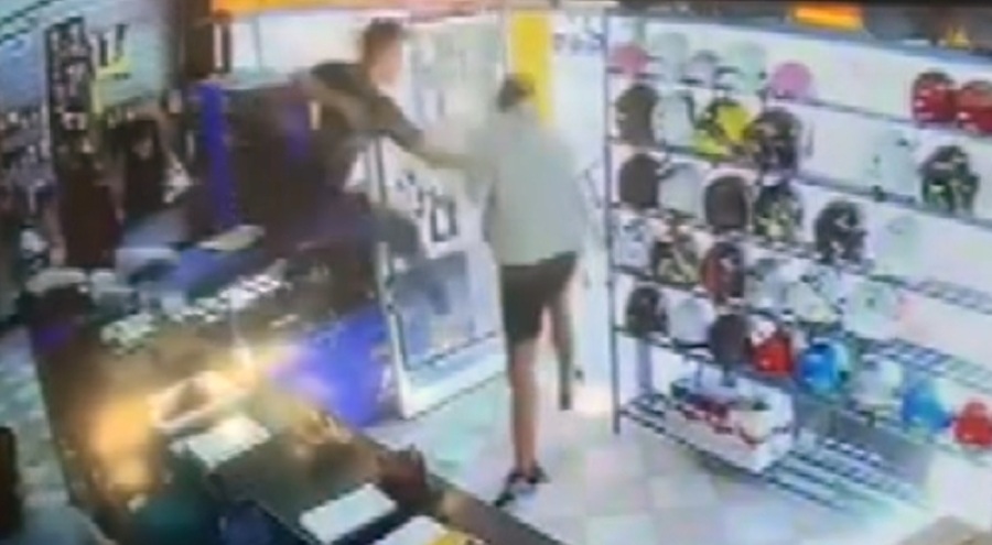 Esnaf, Atatürk 'sticker'ına basan kişiyi uçarak dövdü