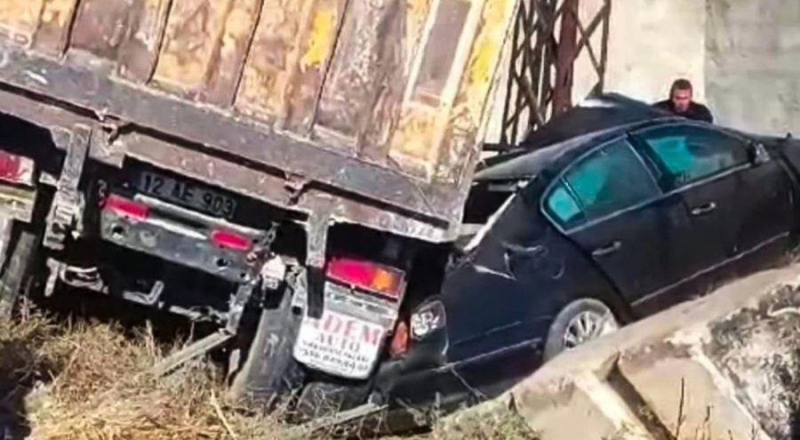 Kamyonla ile otomobil çarpıştı! Ölü ve yaralılar var