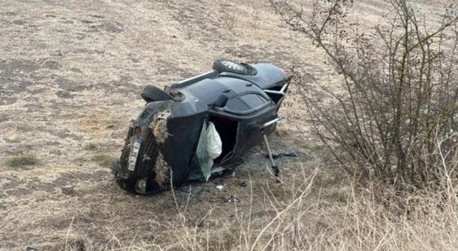 Otomobil tarlaya uçtu