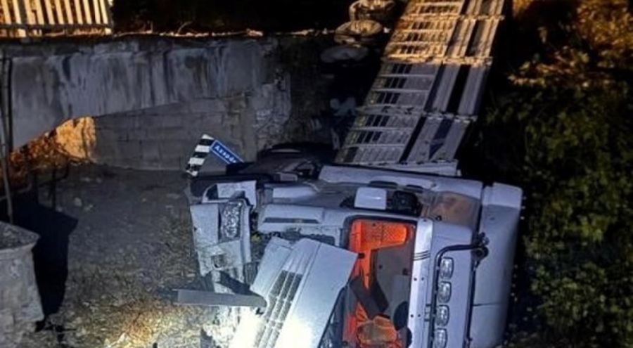 TIR kontrolden çıkarak köprüden uçtu