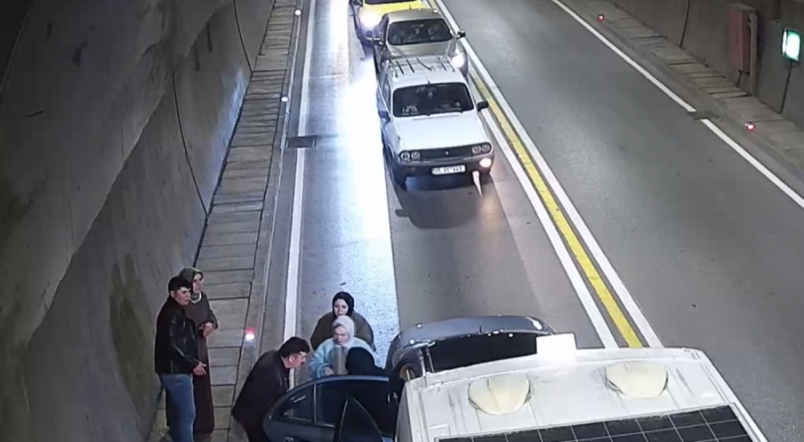 Otomobil ile minibüs çarpıştı: 4 kişi yaralandı