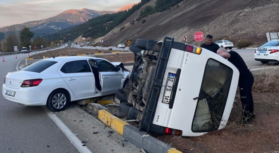 Otomobil ile midibüs kavşakta çarpıştı: 5 yaralı