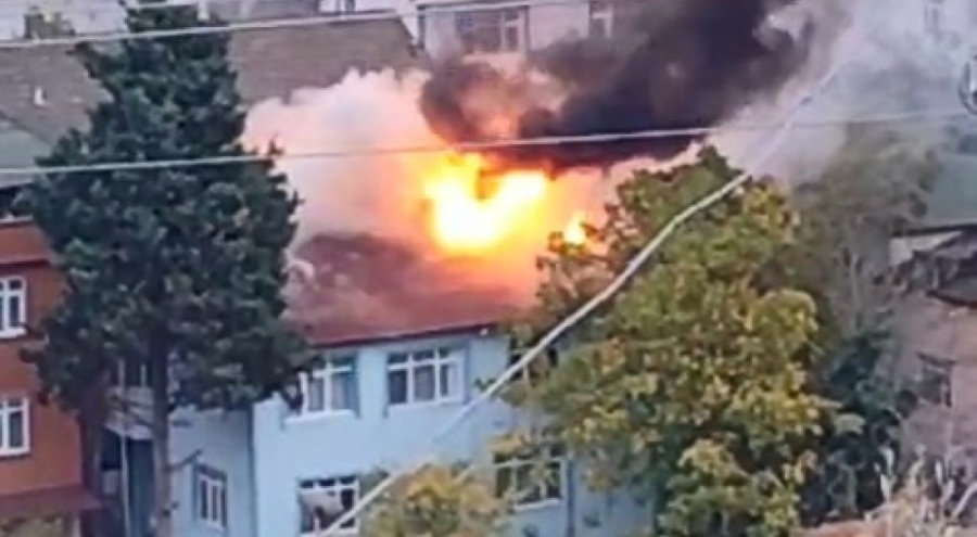 Evin çatısı alev alev yandı