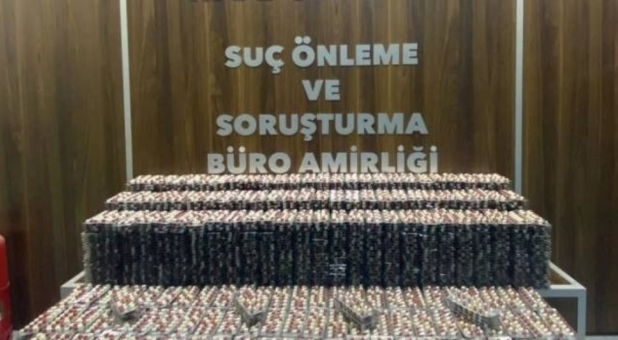 Yolda koli koli uyuşturucu bulundu: 2 zanlı yakalandı