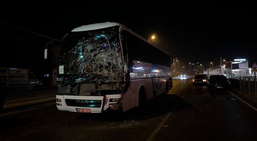 3 aracın çarpıştığı kazada 2 kişi yaralandı