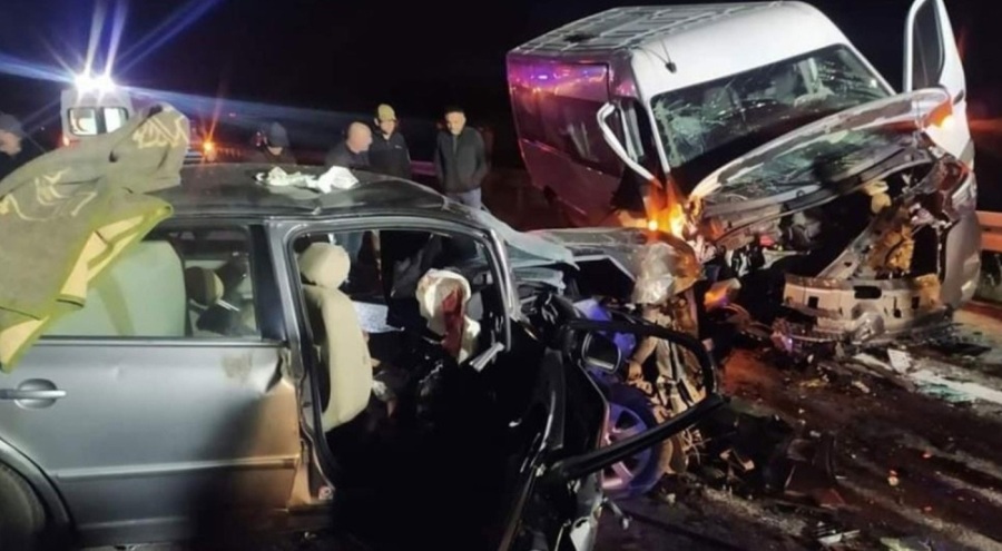 Minibüs otomobille çarpıştı: 3 ölü, 5 yaralı