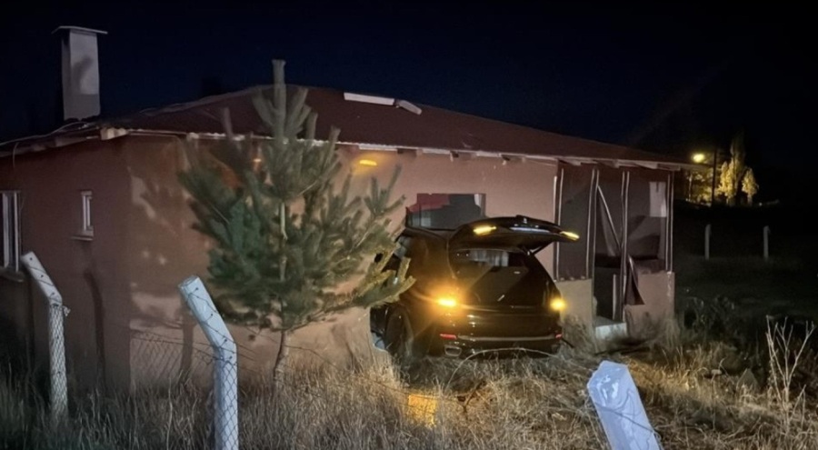 Otomobil, yol kenarındaki eve ok gibi saplandı