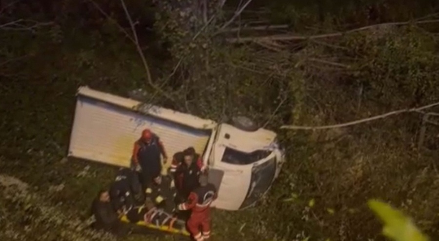 Kamyonet 7 metre yüksekten uçtu