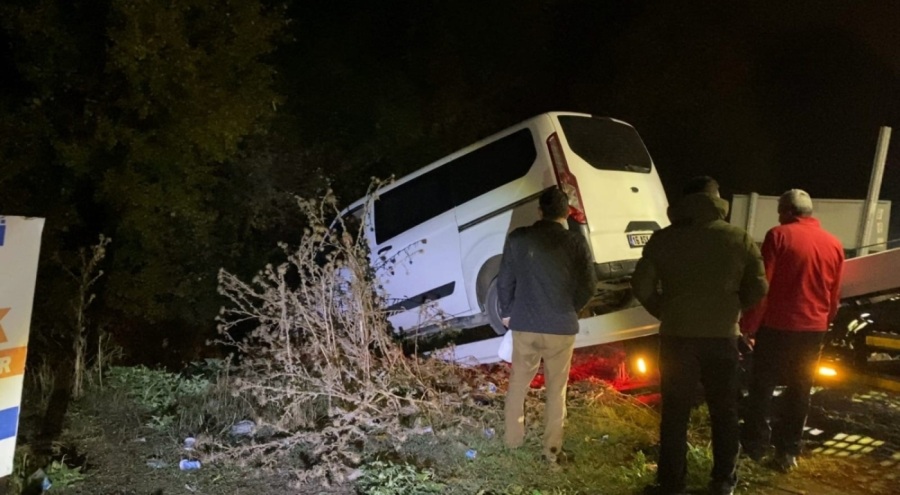 Bursa'da minibüs kontrolden çıkıp dere yatağına uçtu