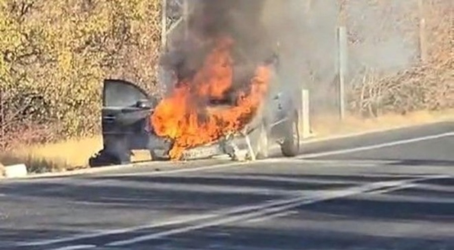 Seyir halindeki otomobil alev topuna döndü