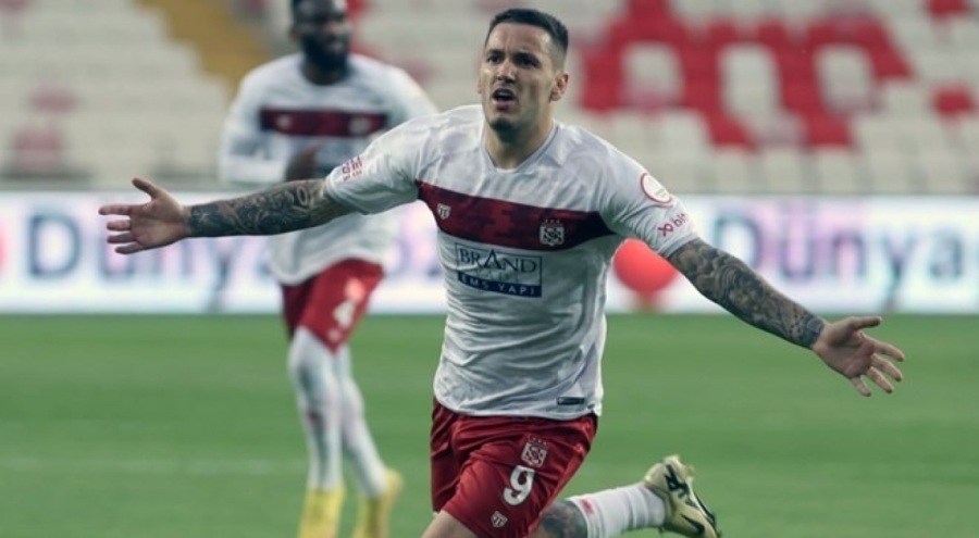 Rey Manaj milli takım kadrosundan çıkarıldı