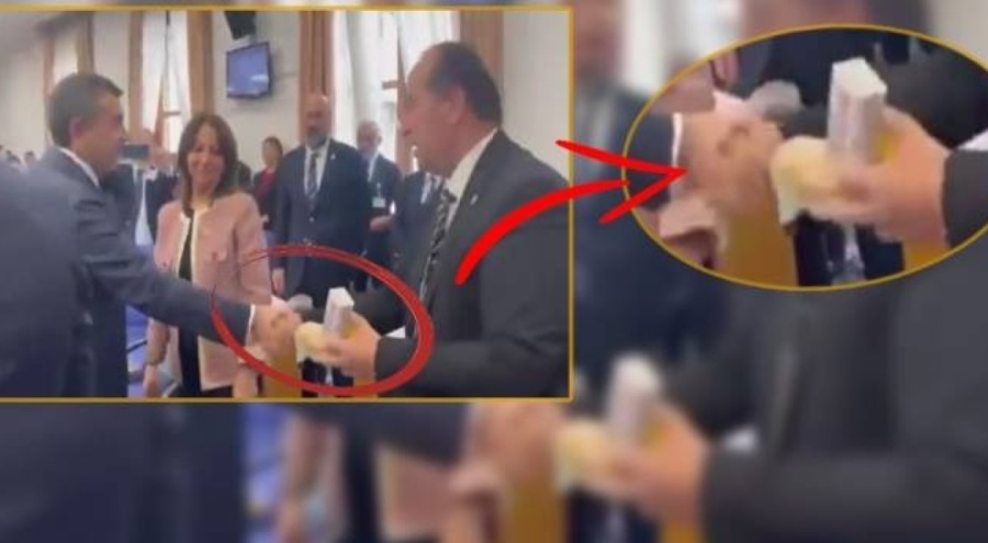 Milli Eğitim Bakanı'na kumanyalı protesto!