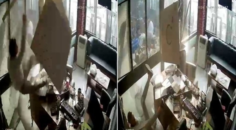 Temizlik için çıktığı asma tavan çöktü!