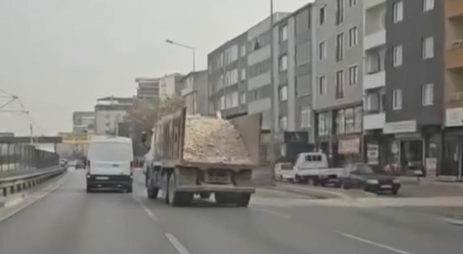 Bursa'da moloz yüklü tehlike saçan kamyon sürücüsüne ceza