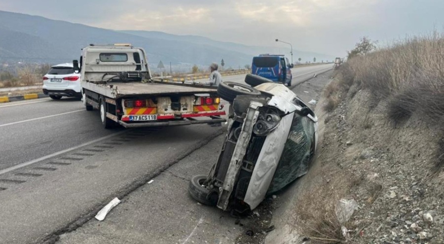 Otomobil yan yattı: 1'i çocuk 3 kişi yaralandı