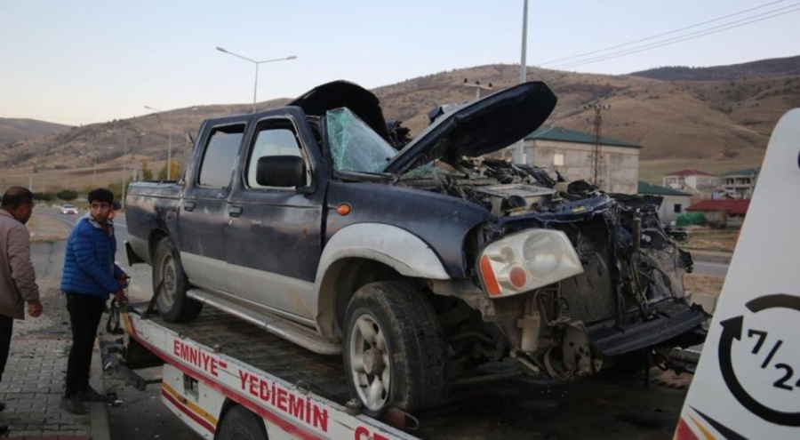 Hafif ticari araç ile kamyon çarpıştı: 3 yaralı