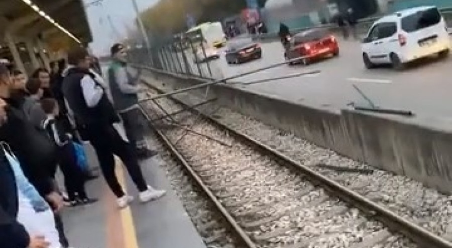 Bursa'da kamyondan düşen demirler nedeniyle trafik ve metro seferleri aksadı
