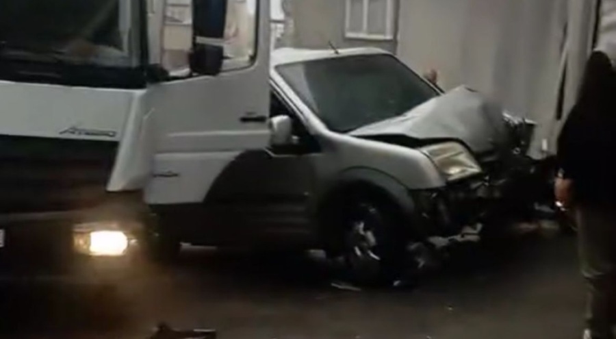 Bursa'da freni patlayan BİM kamyonu 3 aracı hurdaya çevirdi!