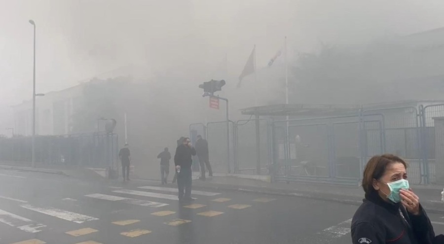 Fabrika yangını: 10 kişi dumandan etkilendi