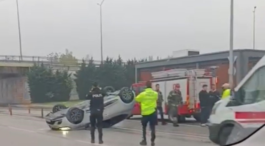 Bursa'da sürücü makas atarken, kaza yapıp metrelerce savruldu! Taksiye binip kaçtı