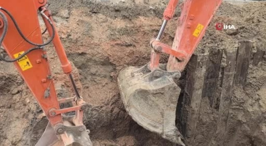 Bursa'da toprak altında kalan işçi kurtarıldı!