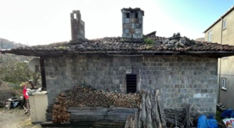 Rize'de deprem sebebiyle bazı evlerin çatılarında hasar oluştu