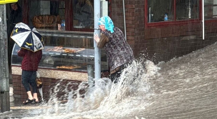 İzmir'de kuvvetli sağanak sonucu iş yerlerini su bastı