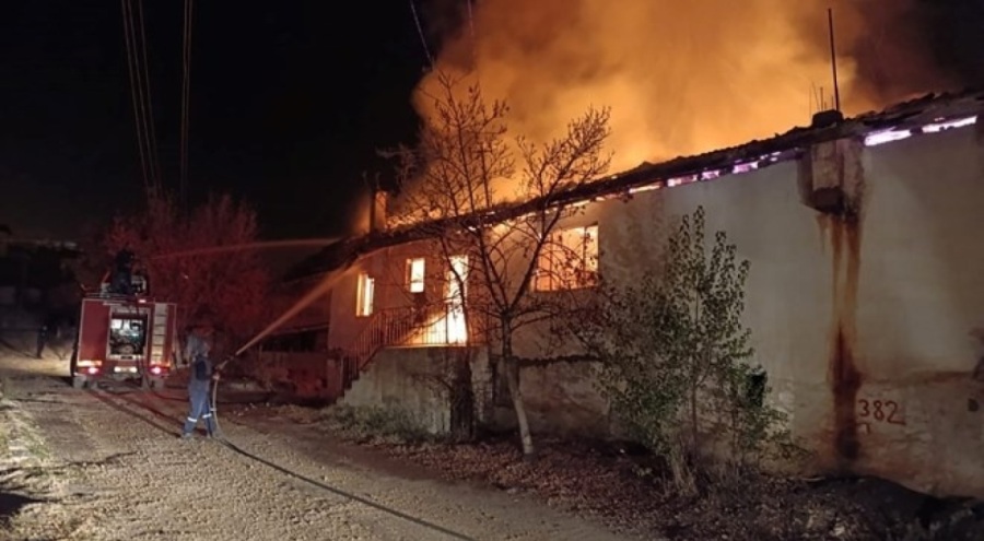 Alevlere teslim olan ev küle döndü