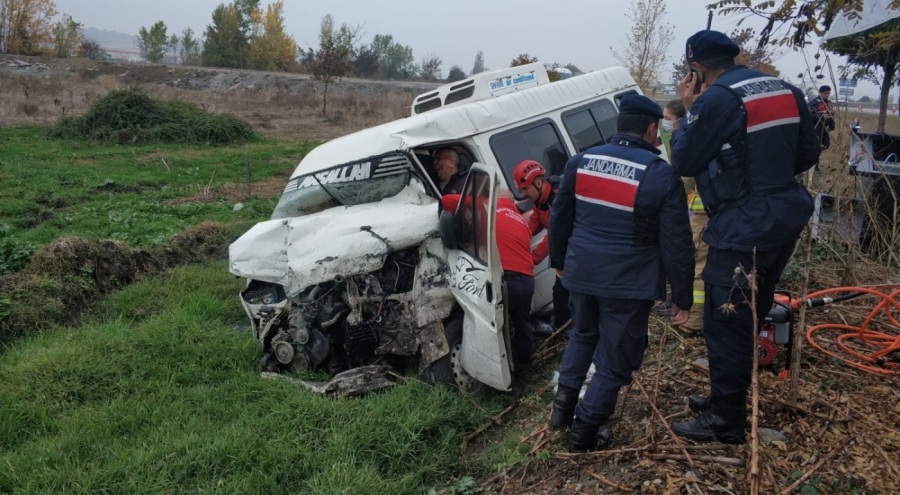Zincirleme trafik kazasında sürücü minibüste sıkıştı