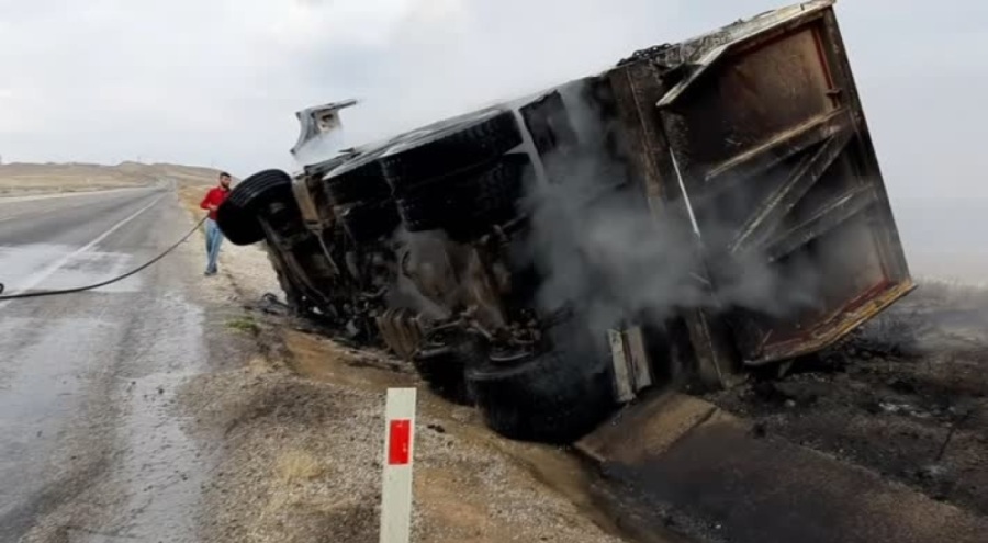 Sürtünmenin etkisiyle alev alan kamyon devrildi
