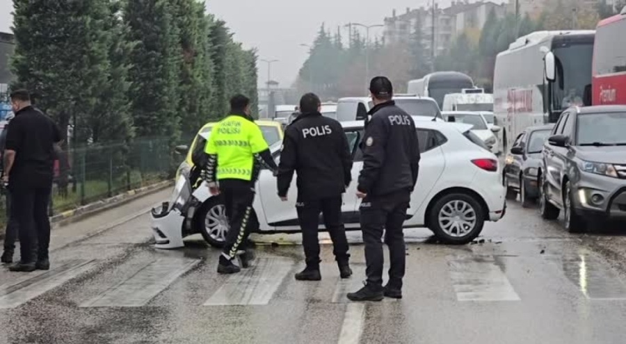 Ciple otomobil çarpıştı: 1 yaralı