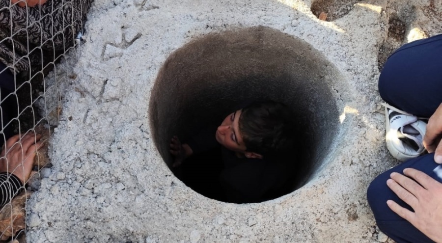 Elektrik direği için açılan çukura 12 yaşındaki çocuk düştü