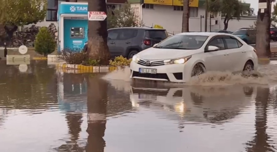 Sağanak yağışın etkisiyle yollar göle döndü!