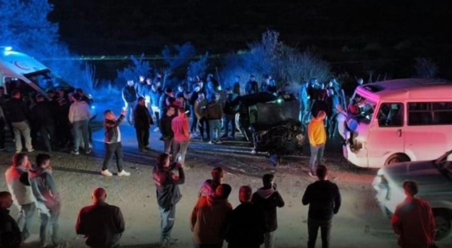 Servis minibüsü ile otomobil çarpıştı: 10 yaralı