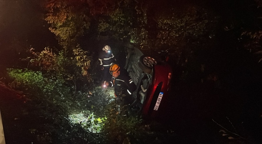 Otomobil su kanalına devrildi: 4 yaralı